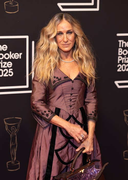 Sarah Jessica Parker Proves the Pickpocket Bag Is This Season's Status Accessory