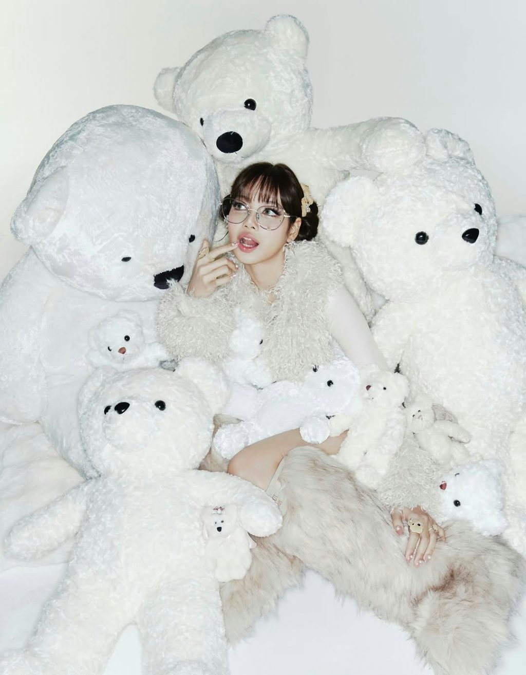 Lisa’s 29th Birthday Look Is a Teddy Bear Fashion Fantasy