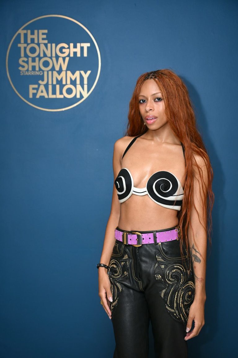 Ravyn Lenae’s Versace Bra Top Is Hypnotizing on 'The Tonight Show'